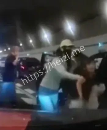 10岁男孩跪地拦车救母